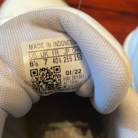 8.5 Adidas Woman’s White and Black Sneakers - Picture 6 of 7